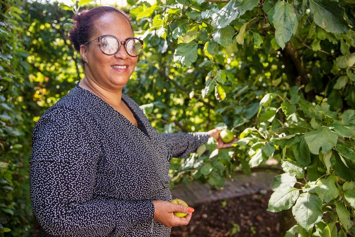 Natalie Bomberg gaat een dagbesteding openen in Mierlo. Op de foto staat Natalie bij de appelboom. Van de appels maken ze zelfgemaakte jam.