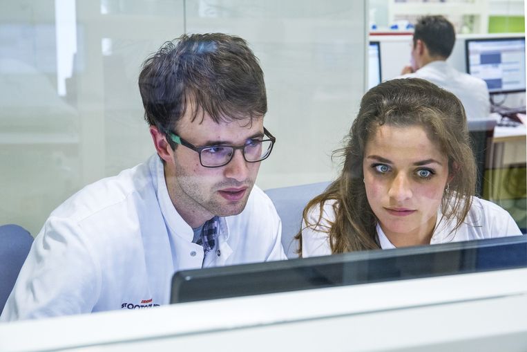 Een arts in opleiding en een coassistent Beeld Angeliek de Jonge