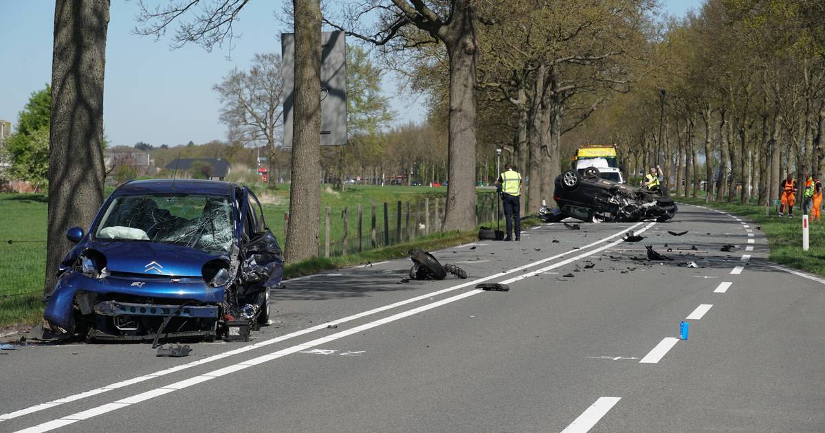 Ernstig ongeval op N337 bij Windesheim: weg richting Zwolle bezaaid met brokstukken.