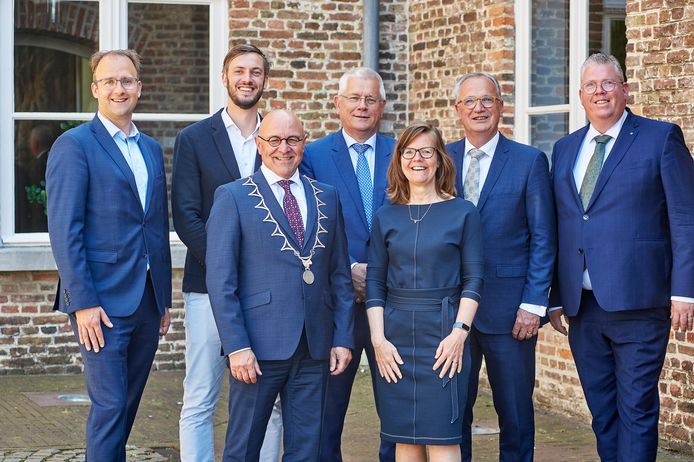 Het nieuwe college van burgemeester en wethouders van Meierijstad. De vrouw op de foto is de gemeentesecretaris  (niet een wethouder of de burgemeester dus).