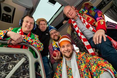 Met de Hos on Hos off-bus rijdt de jeugd in Drimmelen naar elk carnavalsfeestje in de buurt