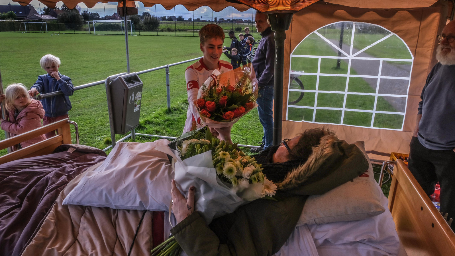 Ook tegenstander KVC Ardooie had bloemen bij voor Melissa.
