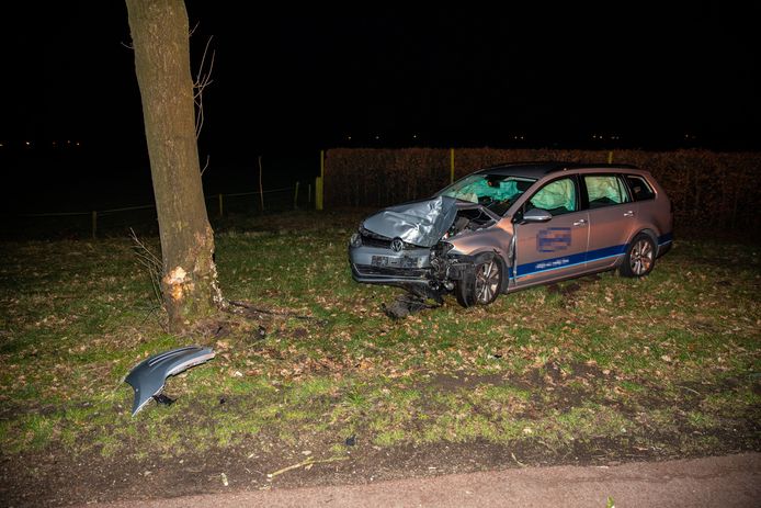 Een bestuurder raakte zondagavond lichtgewond na een botsing tegen een boom.