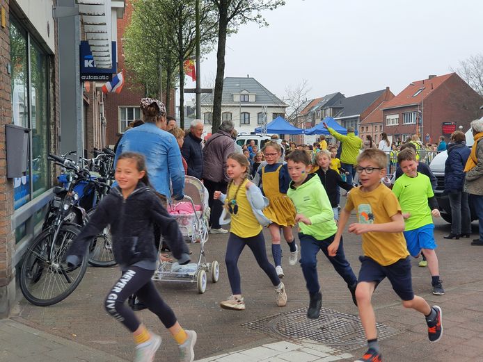 Zo'n 600 leerlingen van de twee basisscholen uit Merksplas deden mee aan de scholenloop.