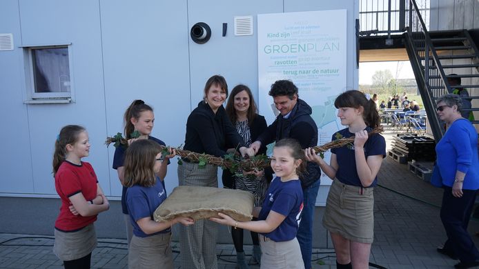 Schepenen Laura Staut en Filip kegels mochten het Groenplan Kallo samen met gedeputeerde Leentje Grillaert officieel openen.