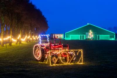 Met de auto langs verlichte boerderijen én dwars door de stal