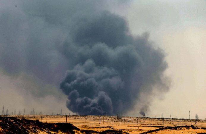 Rookwolken stijgen op uit de raffinaderij in Abqaiq, die getroffen werd door exploderende drones.