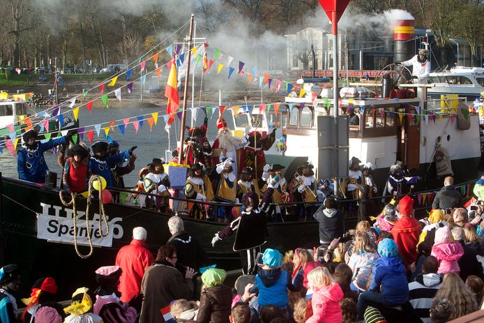 Aankomst van Sinterklaas op de IJssel in Deventer in 2012.