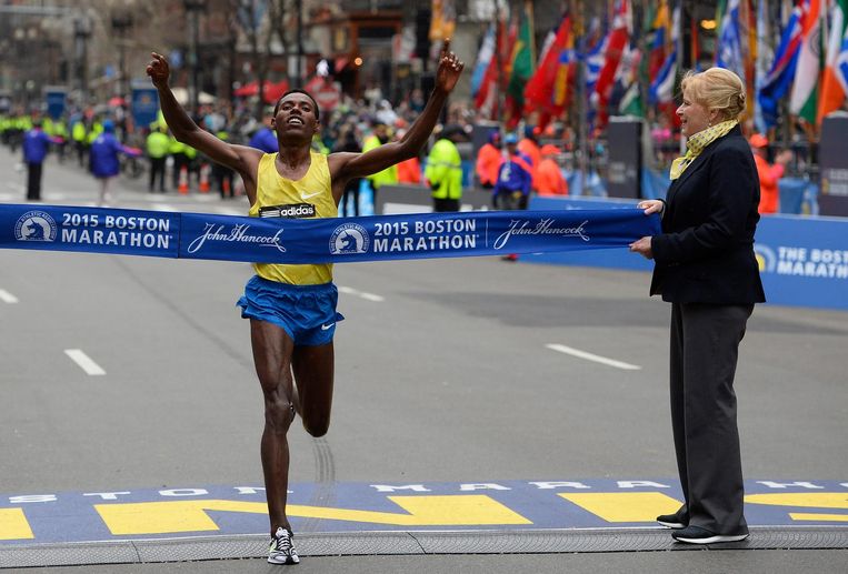 Lelisa Desisa komt over de finish van de 119e marathon van Boston (2015). Beeld EPA