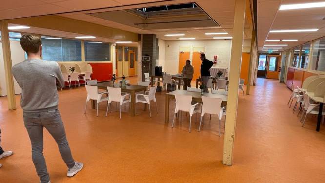 Vluchtelingen die worden opgevangen in Delden verhuizen naar schoolgebouwen in Goor en Markelo
