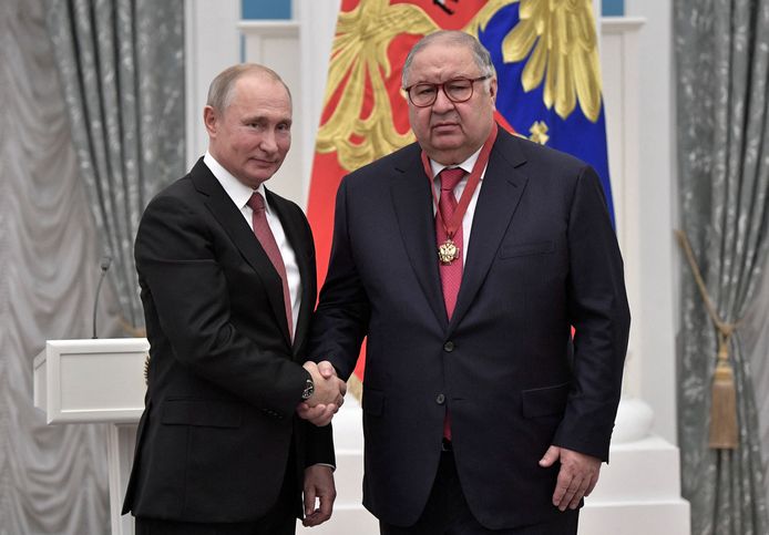 Vladimir Poetin met de Russische zakenman Alisjer Oesmanov in het Kremlin in 2018.