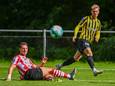 Nikolai Baden Frederiksen schiet op doel voor Vitesse in het oefenduel met Sparta.