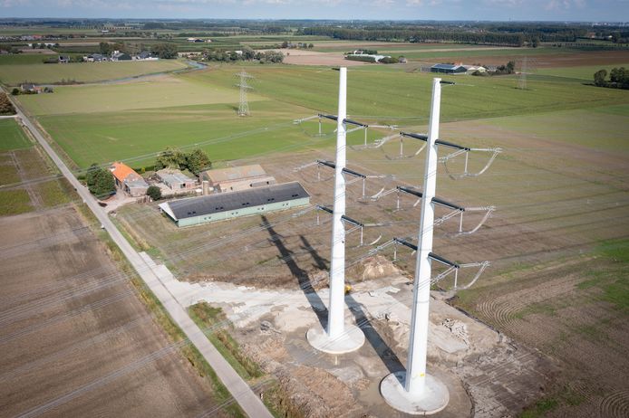 In Borsele verschenen grote masten om de energie van de eerste windparken op zee goed te kunnen afvoeren. Dit heeft impact gehad op het Borselse landschap. Er staan nog meer energieprojecten op stapel.