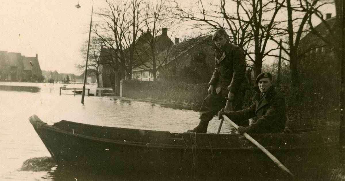 'Roeiend door de straten van Lage Zwaluwe' en andere pas ontdekte beelden van de watersnoodramp - BN