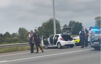Politieachtervolging van bijna 70 km eindigt met crash: auto met Franse nummerplaat botst tegen vangrail