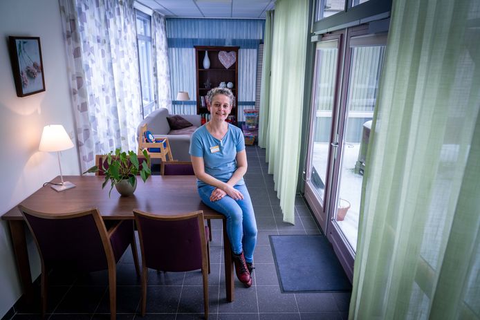 Paula Bongers in de huidige huiskamer van het hospice in Bemmel. Foto: Erik van 't Hullenaar.