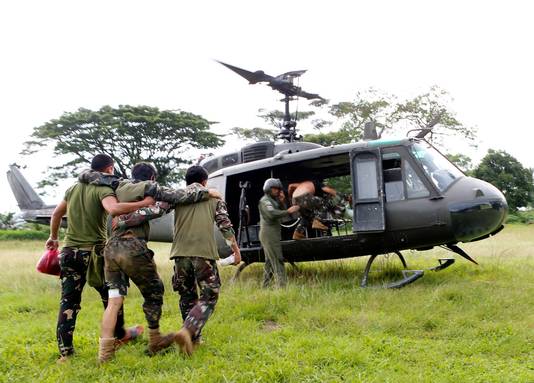 Een gewonde militair van het Filipijns leger wordt weggebracht met een helikopter.