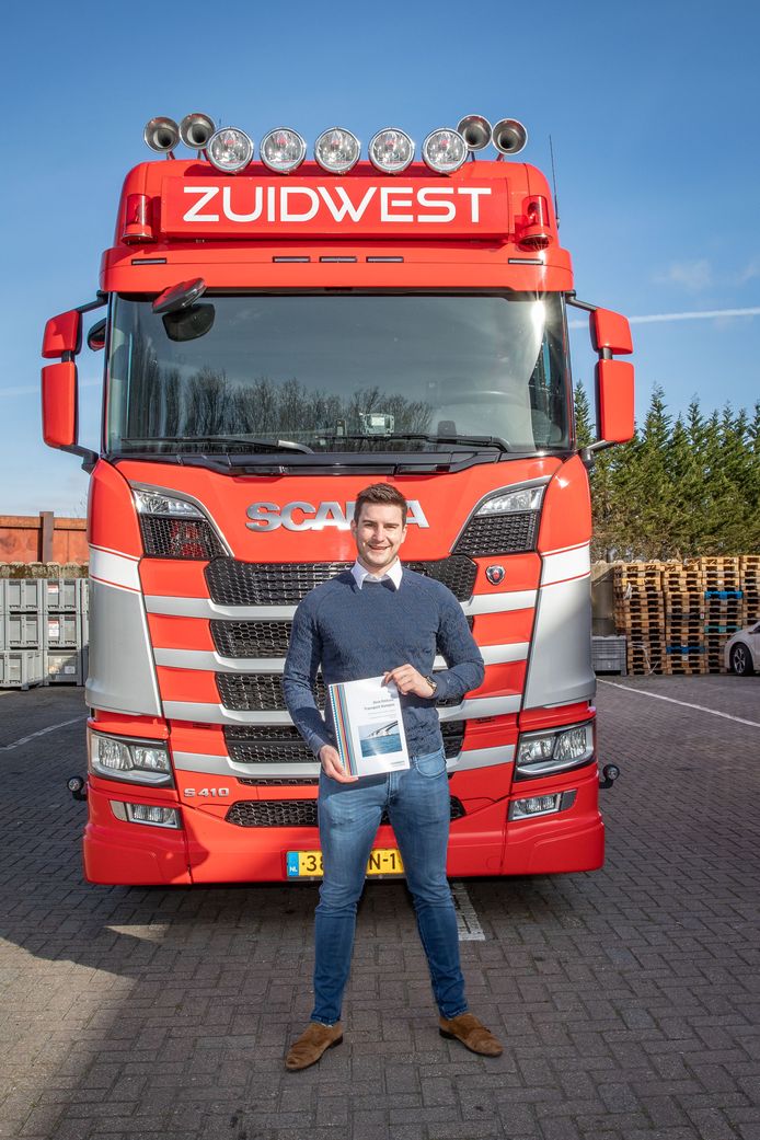 Corné van Oeveren, directeur van Zuidwest Logistiek, met het Zero Emissie Transport Kompas.