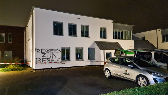 Het gebouw van Ons Huis werd in de nacht van zondag op maandag beklad met de tekst 'Regels zijn regels' en 'Tom Jacobs', de naam van de manager van Ons Huis.