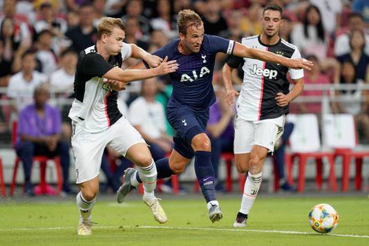 Matthijs de Ligt in duel met matchwinner Harry Kane.
