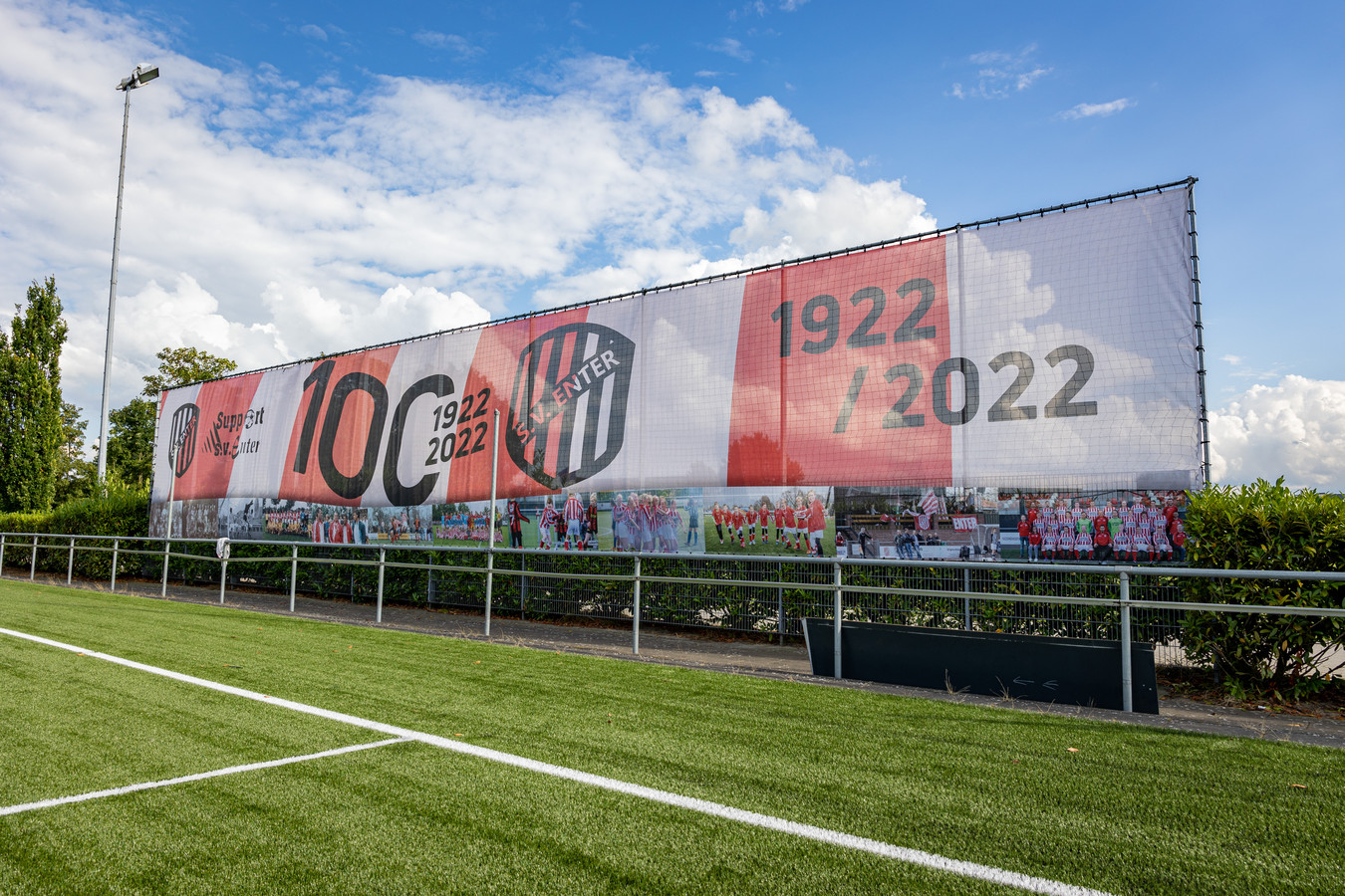 Sv Enter heeft spandoek geplaatst voor 100-jarig jubileum. Volgend jaar is het feest.