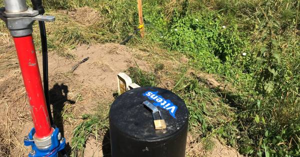 Slang van Vitens blijft maar water spuiten, ook tijdens piekuren