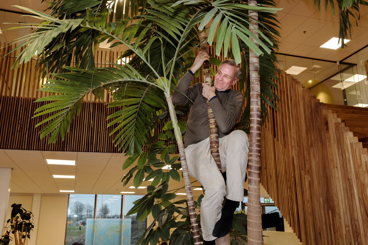  Bio-importeur en -exporteur Volkert Engelsman in zijn duurzame kantoortuin in Waddinxveen.