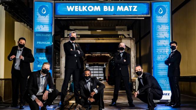 Deventer helden van tv-programma de Wasstraat beleven première alsnog in eigen VIP-room