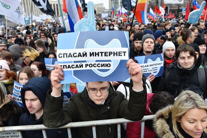 Betogers in Moskou tegen de afzondering van het Russische internetverkeer in maart 2019.