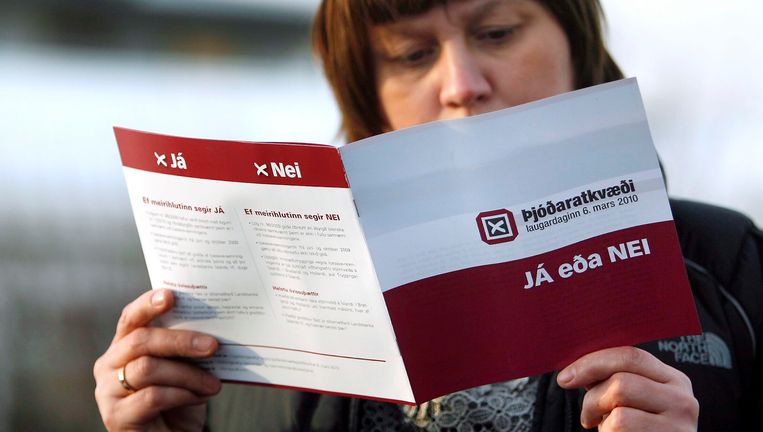 Zaterdag hebben de IJslanders in een referendum het akkoord afgewezen over de betaling van 3,8 miljard euro in verband met de ondergang in 2008 van Icesave. Foto AP Beeld AP