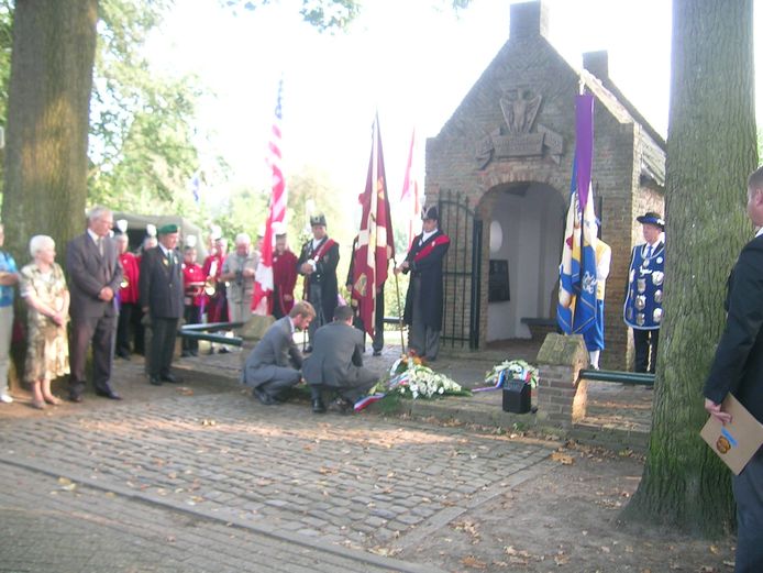 Er werden bloemen gelegd bij het monument