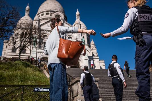 Politiecontroles aan de voet van de Sacré-Cœur in Parijs. Met man en macht probeert de Franse overheid mensen binnen te houden, desalniettemin gaan regelmatig Parijzenaren de deur uit voor een wandeling of om te genieten van het mooie weer.