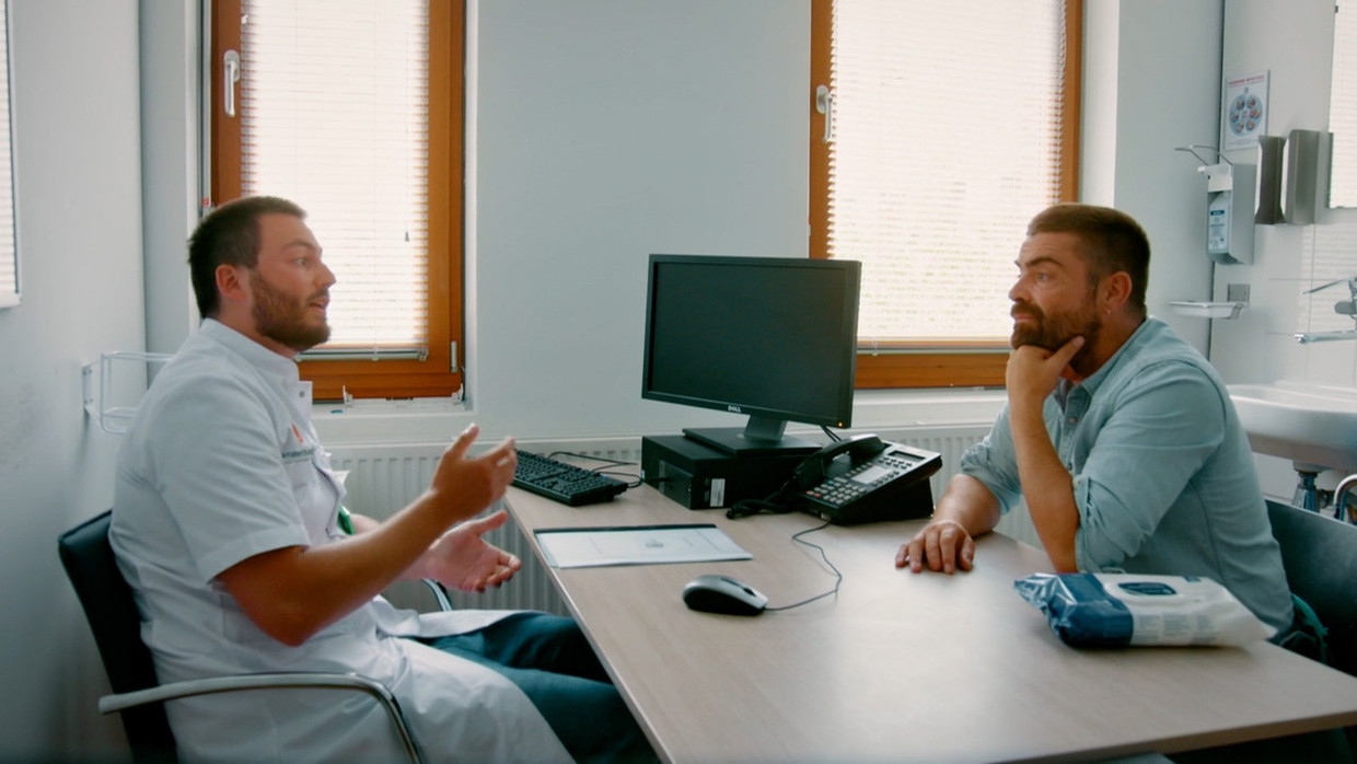 Pedro Elias (rechts) toont in 'Patiënt Pedro' hoe hij komaf wil maken met zijn angsten. Beeld Beeldfabriek