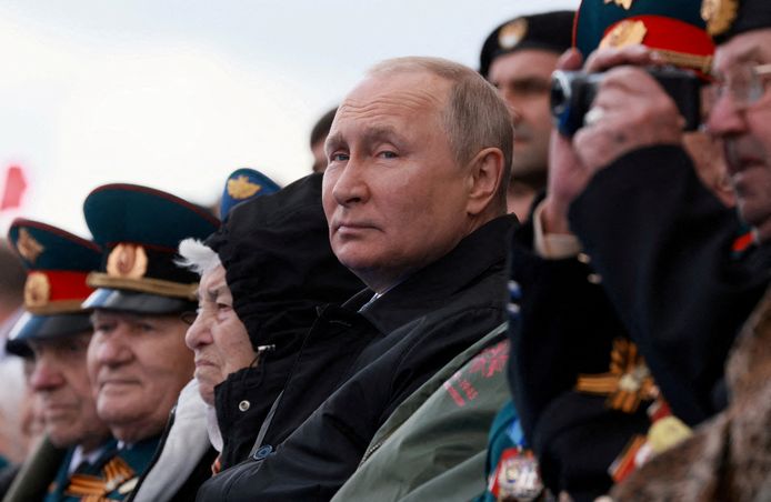 Vladimir Poutine inspecte ses troupes militaires lors d'une parade.