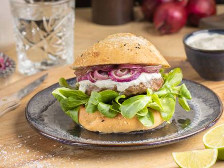 Wat Eten We Vandaag: Hamburger met yoghurtsaus, rode ui en veldsla