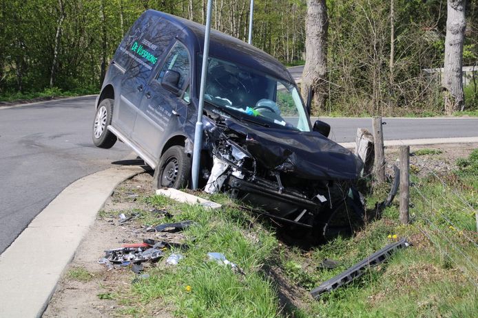Veel schade na aanrijding in Kootwijkerbroek.