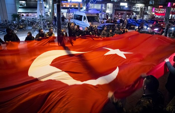 Turkse Nederlanders vieren in het centrum van Rotterdam de uitslag van het Turkse referendum.