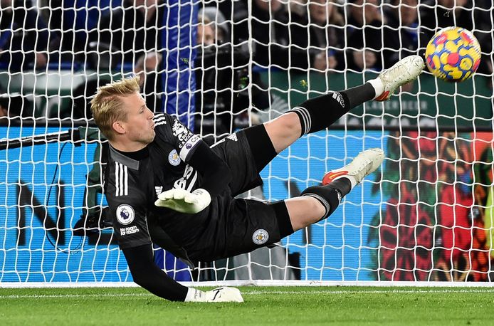 Kasper Schmeichel keert de inzet van Mohamed Salah.