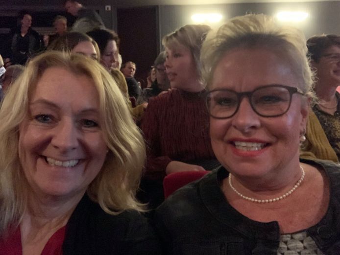 Petra Koekkoek (l) en haar zus Erna, die nu doodziek in een ziekenhuis ligt.