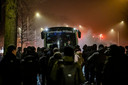 Ontevreden Willem II-supporters ontvangen de spelersbus bij het stadion na de 2-0 nederlaag bij PEC Zwolle.