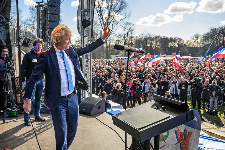 PVV-leider Geert Wilders zwaait naar de demonstranten in het Zuiderpark. Beeld Guus Dubbelman / de Volkskrant