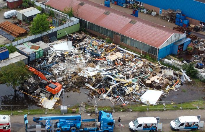 Het voorste gedeelte van het pand - waar de kantoorruimte zit - is compleet verwoest. Hoe de staat van de rest van het gebouw is, blijkt later pas.