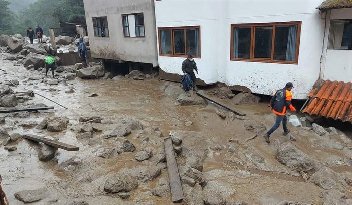 Schade door regenval en een overstroming van de Alcamayo.