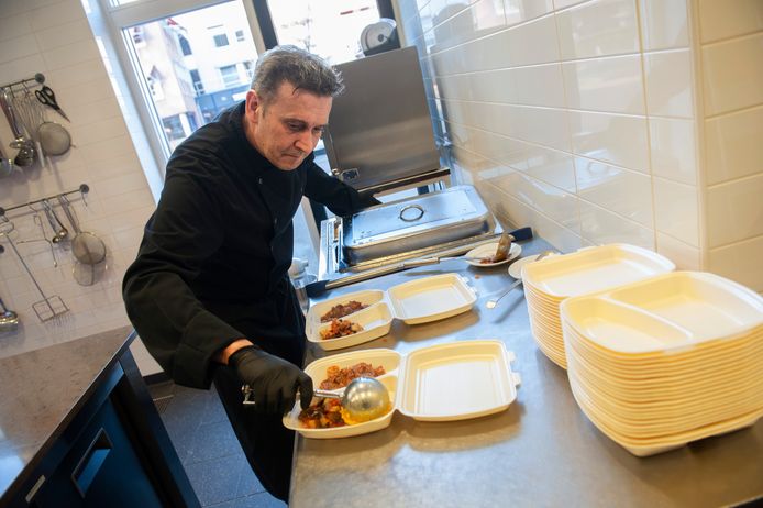 Kok Sandor Smits aan het werk in de keuken van Eetpunt De Grote Aak.