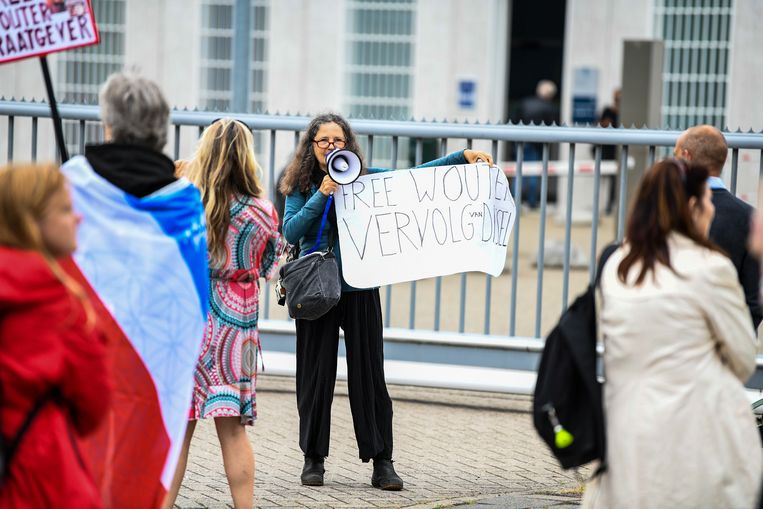 Demonstranten eisen de vrijlating van Wouter R. die RIVM-directeur Jaap van Dissel zou hebben beticht van 'duivelse kindermoorden'. Beeld Hollandse Hoogte / Novum RegioFoto