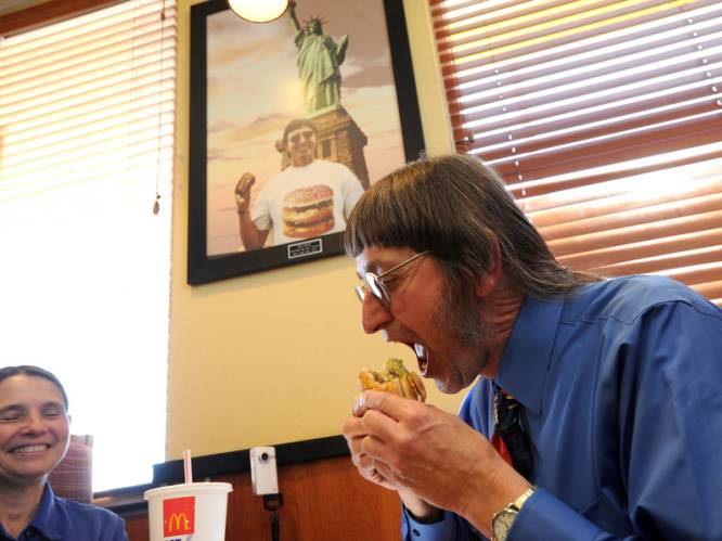 Amerikaan eet 34.000 Big Macs en verbreekt record: ‘Mensen dachten dat ik allang dood zou zijn’