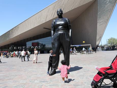 Hoezo kritiek op 4 meter hoge vrouw op Nikes? Stad barst van standbeelden van gewone mensen