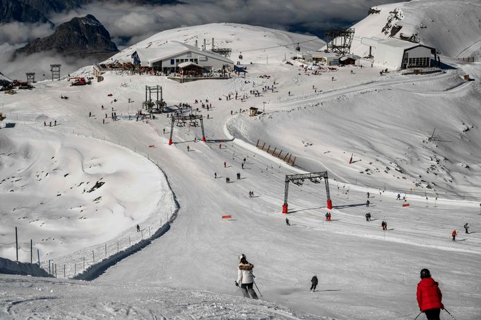 Zonder boosterprik kun je vanaf 15 januari in Frankrijk alleen met een negatieve test naar de skipistes, zoals hier in skigebied Les Deux Alpes.