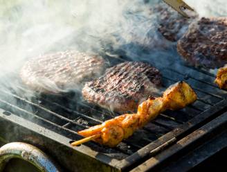 De grillstreepjes op barbecueworstjes zijn slecht voor je gezondheid