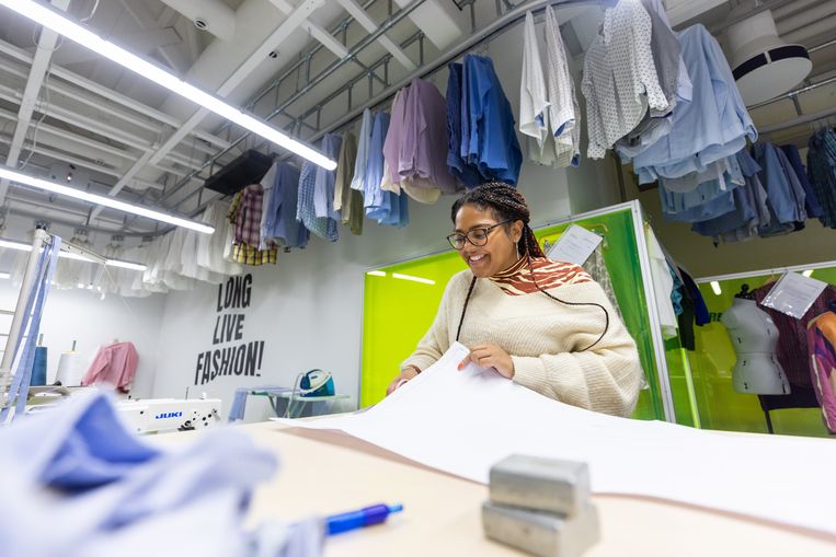 In het Textielmuseum kan de bezoeker een jasje, shirt, jurk of jumpsuit op maat laten maken van oude kledingstukken. Beeld Textielmuseum